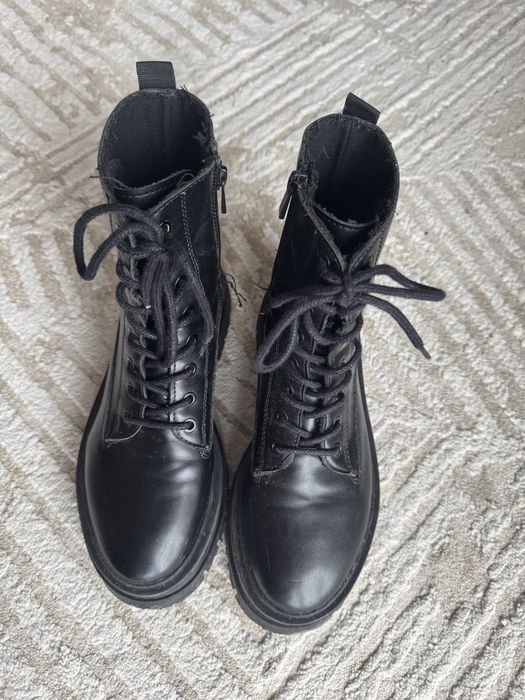 Botas femininas pretas de cano alto com sola grossa. Stradivarius