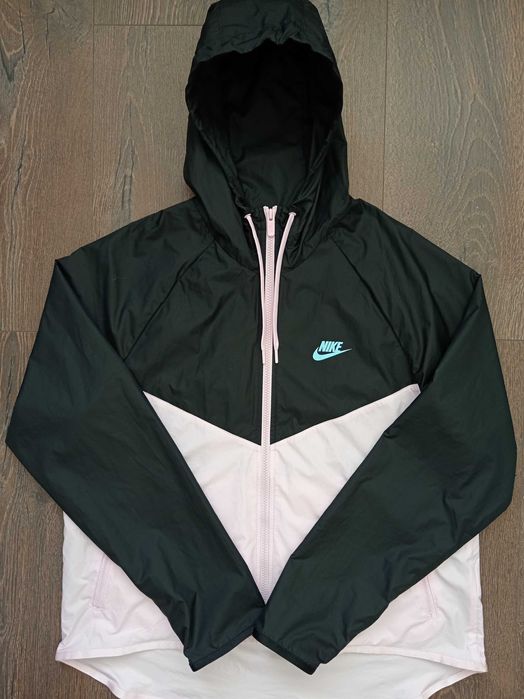 Жіноча вітровка Windrunner Nike