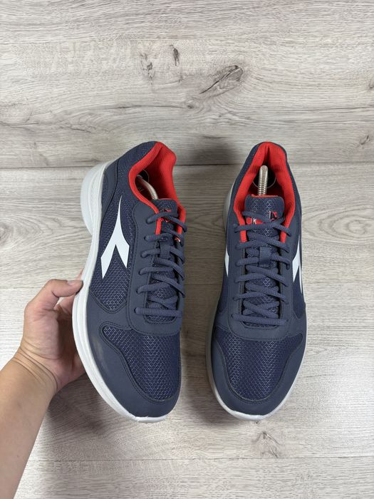 Diadora чоловічі кросівки 44.5 розмір