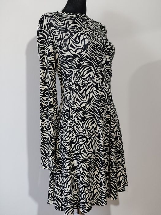 Sukienka z długim rękawem firmy Primark używa na rozmiar 34/36