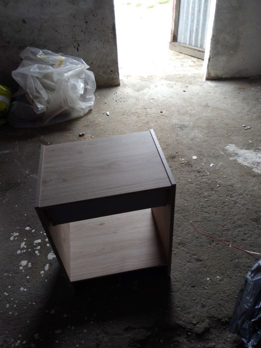 Mesa de cabeceira cor de mel