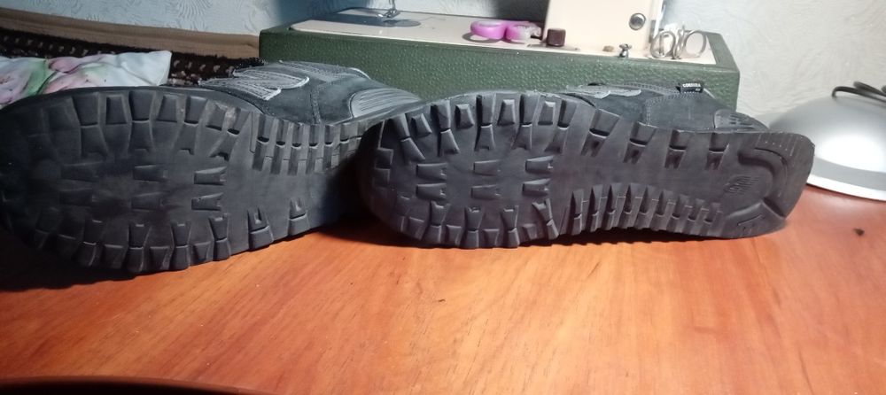 Продам чоловічі кросівки 43 р