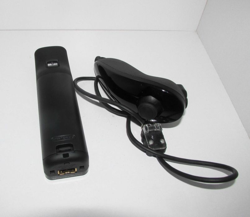 Nintendo Wii Oficial Remote Plus + Nunchuck (Black)