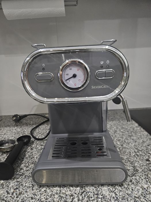 Máquina de café Silvercrest, pouquissimo uso, com os acessórios