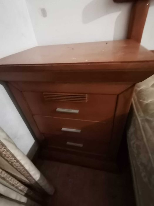 Mobília de quarto em Madeira Cerejeira(Cómoda, espelho,mesas cabeceira