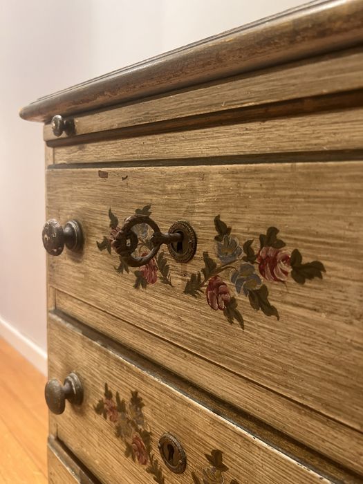 Cómoda em maseira maciça vintage