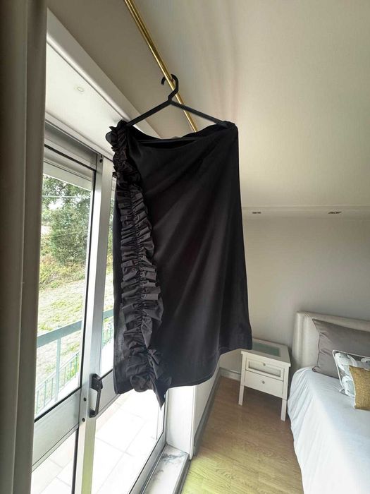 Vestido preto com folhos na lateral