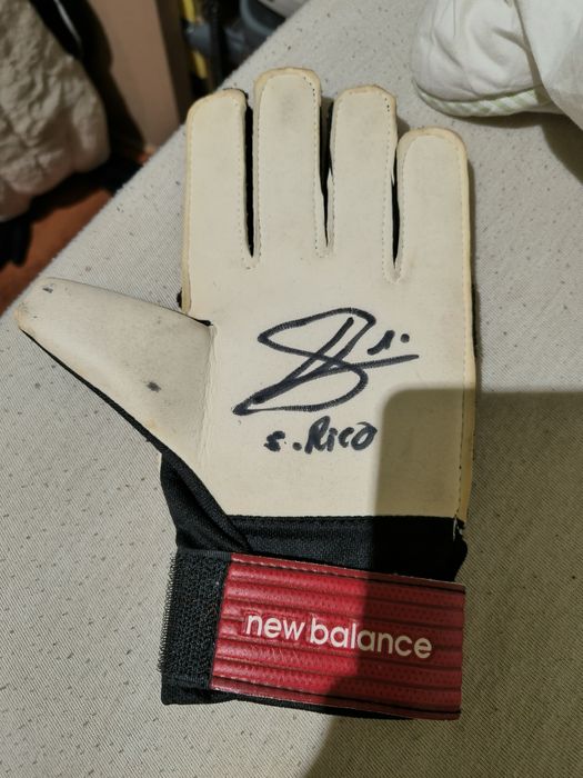 Sprzedam rękawice z autografem Sergio Rico