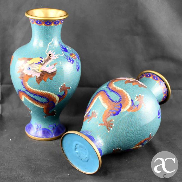 Par de Jarras em Cloisonné, decoradas com dragões