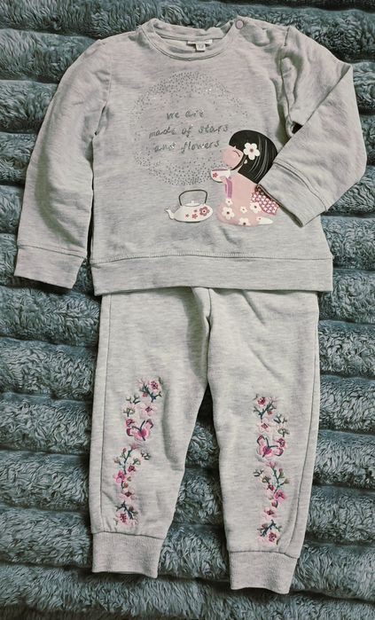 Детский комплект одежды серого цвета состоит из свитшота и джоггеров.