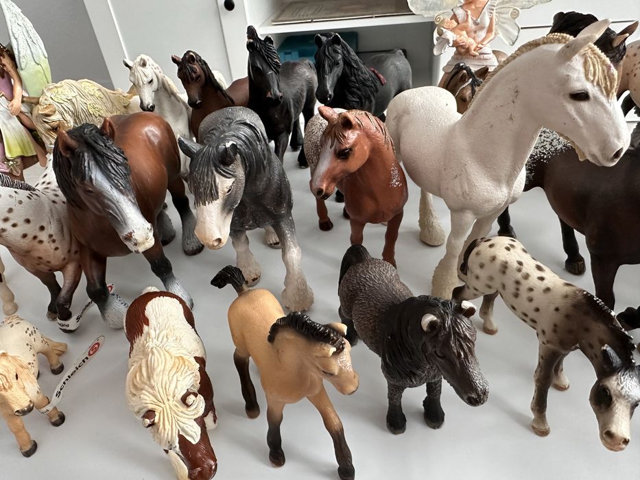 Zestaw figurek schleich razem ze stajnia i autem
