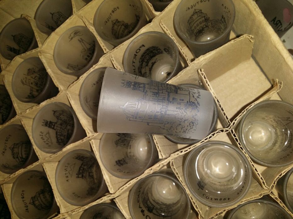 120 copos pequenos em vidro de sintra