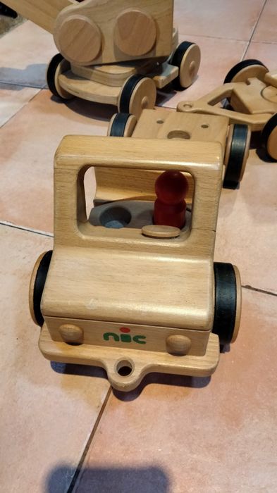 Camião basculante e escavadora brinquedo madeira