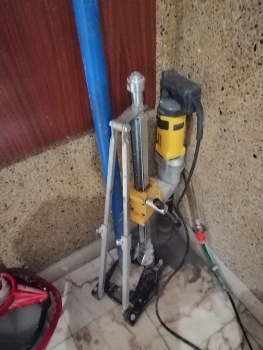 Furos em placas de prédios ou vivendas.