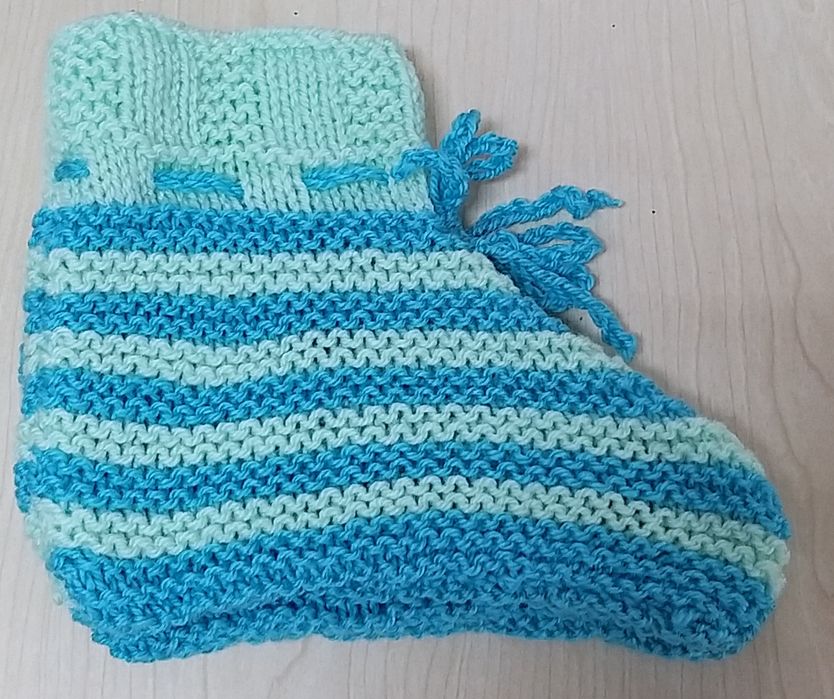 Botas às risquinhas azuis.