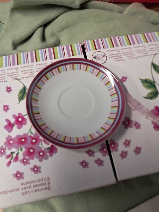 5 filiżanek i 6 talerzyków z porcelany do zabawy stan bdb