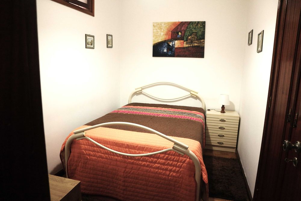 alugo quarto somente a estudantes universitarios