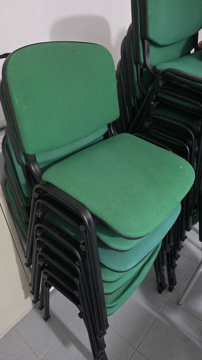 Cadeiras verdes escritos