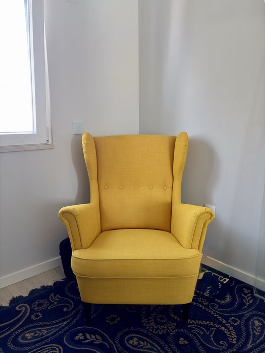 Poltrona amarela IKEA