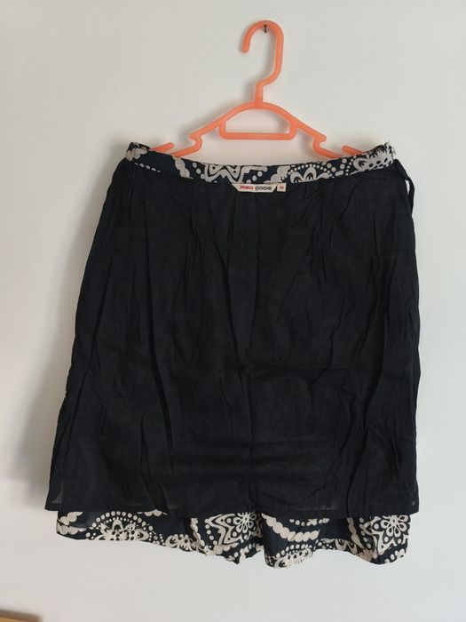 Saia em tecido de algodão, cor branca e preta com  pregas em todo a roda