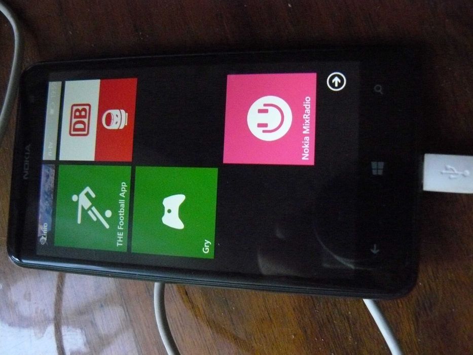 Telefon smartfon dotyk Nokia z ładowarką