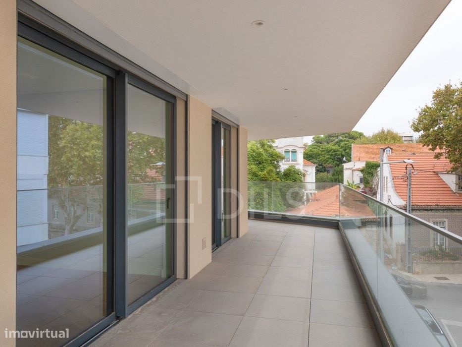 Apartamento T2 novo, na Parede, junto praia, com garagem e elevador