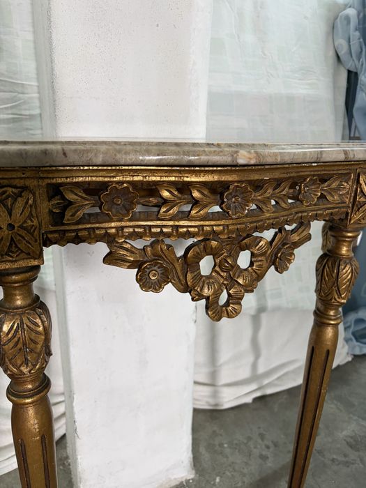 Mesa consola clássica com tampo em mármore