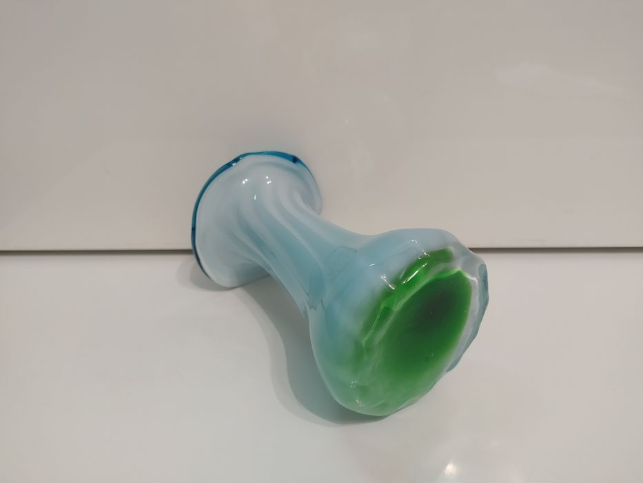 Ваза. Молочне скло. Гутне художнє кольорове скло.