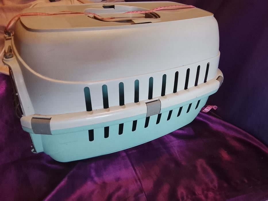 Продам переноску маленькую для кошки или маленькой собаки.