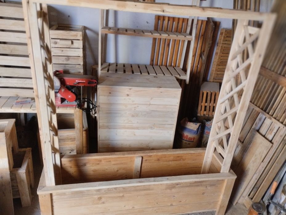 Floreira com treliça nas laterais e no topo .
A medida da floreira 1.5