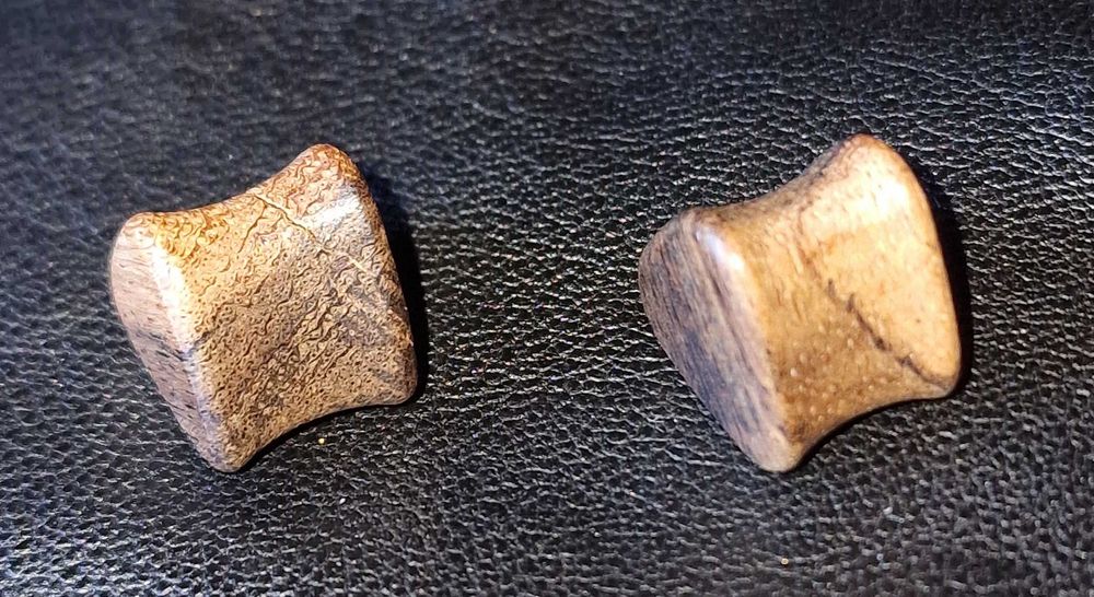 Tunel drewniany siodłowy brąz 1 cm, 2 szt. piercing