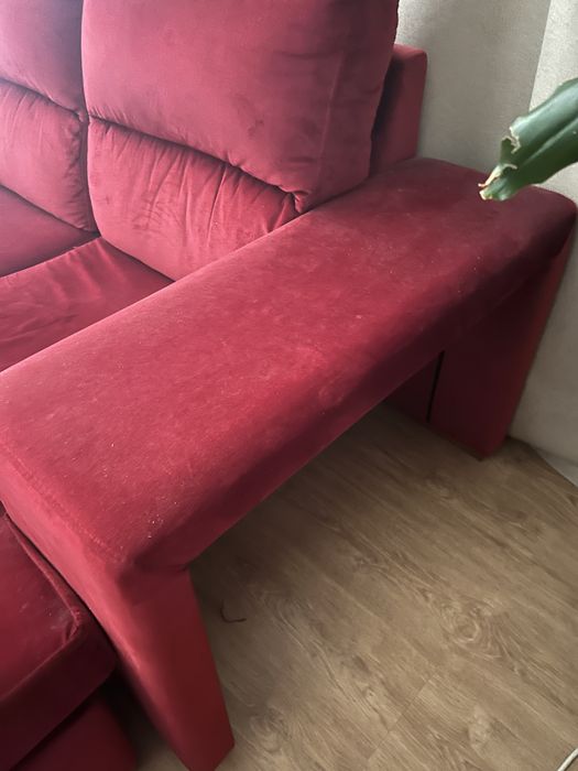 Sofá com chaise-longue.