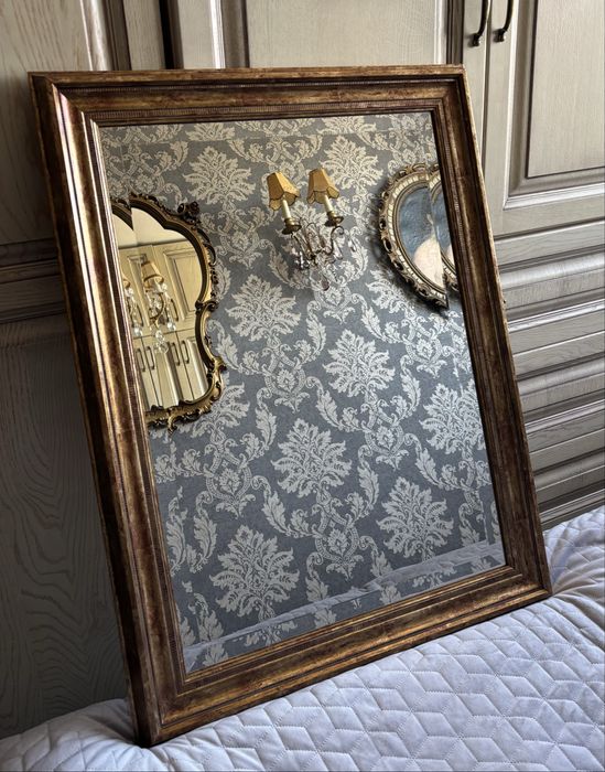 Eleganckie lustro w złoconej, klasycznej ramie