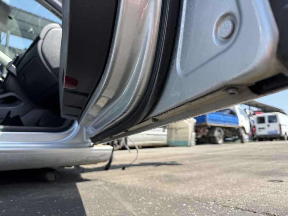 VW Golf V 5 kombi drzwi prawe przód przednie LA7W