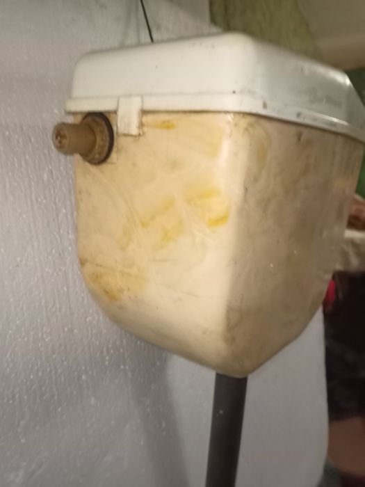 Пластиковий бачок для унітазу настінний