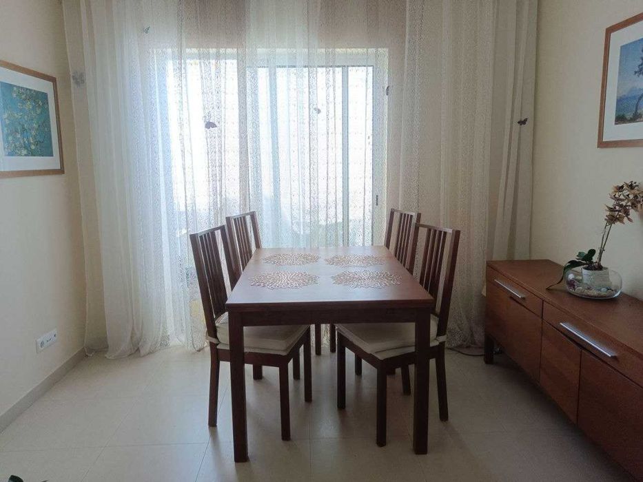 Apartamento T2 para arrendar, no centro, de meados de junho até meados de setembro.