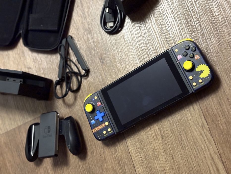 Nintendo Switch Hori Pac-Man + Joy-Con Charging Grip