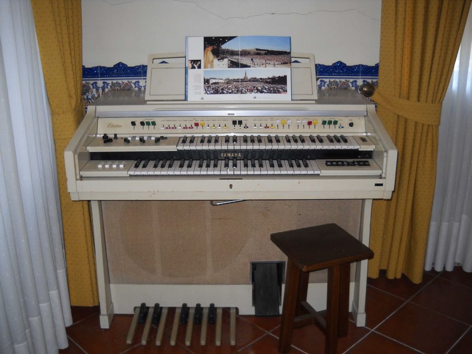 Órgão Yamaha Electone