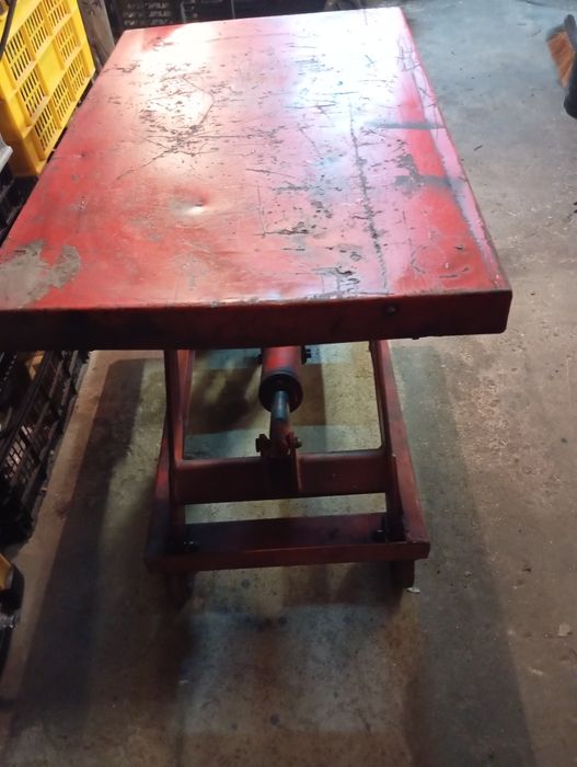 Mesa hidráulica com rodas