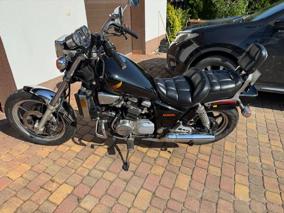 Motocykl Honda Magna 700