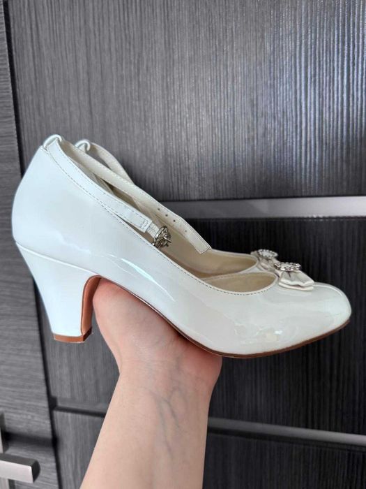 Buty komunijne lakierowane dla dziewczynki, r. 35