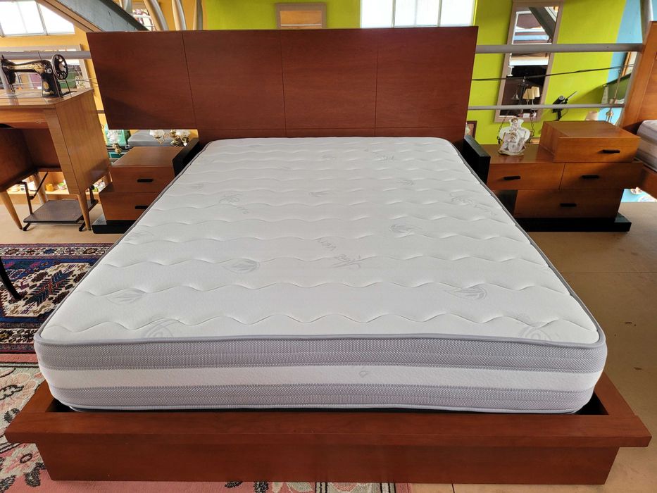 Conjunto de cama com 4 gavetas mais duas mesas de