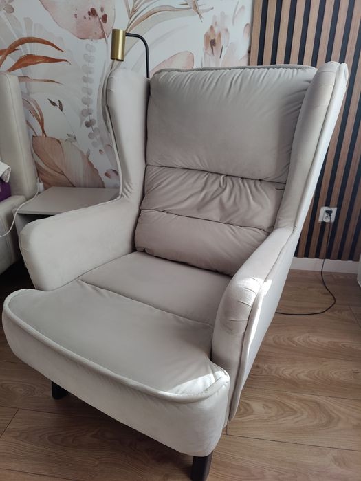 Elegancki, jasny fotel typu uszak – styl i komfort w jednym!