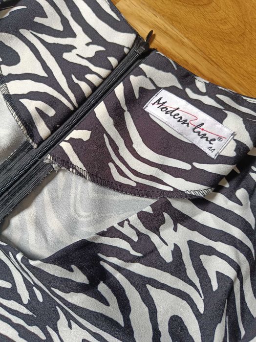 Sukienka mini w zebrę falbanka Modern line XXL 44