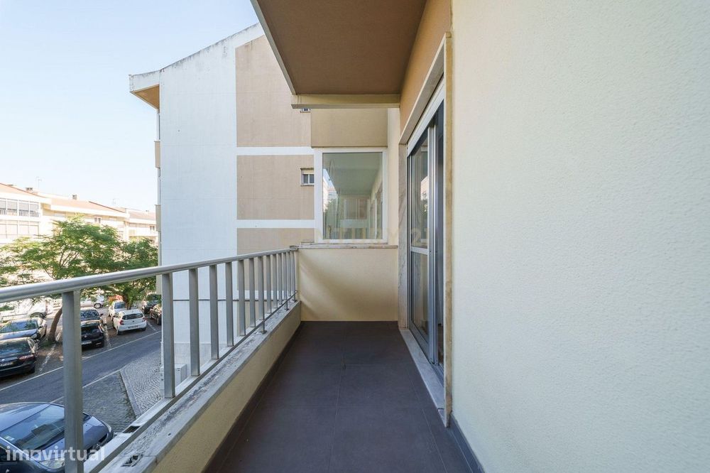 Apartamento T2 Renovado com Varanda e Arrecadação em São João da Talha