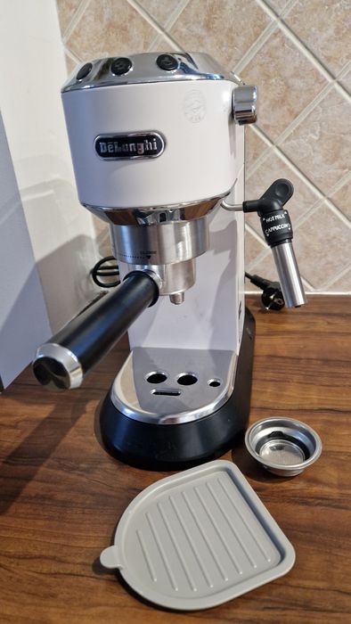 Ekspres kolbowy DeLonghi.  Używany w idealnym stanie.