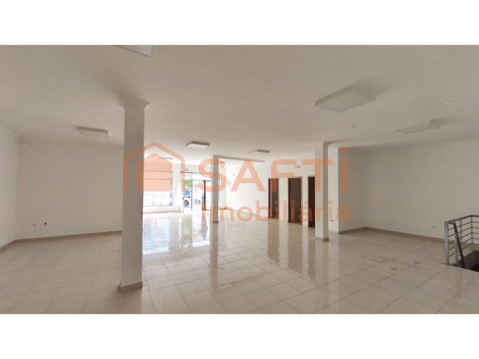 Loja com Uma Garagem Box em Torres Novas