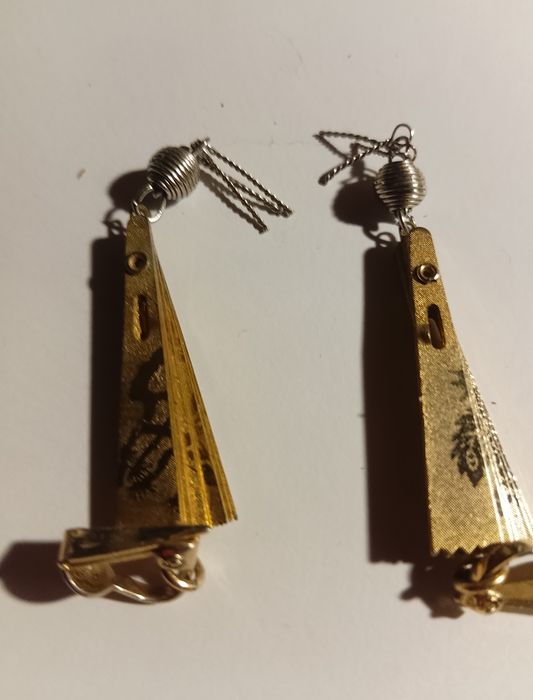 Brincos em forma de leque fechado lindos