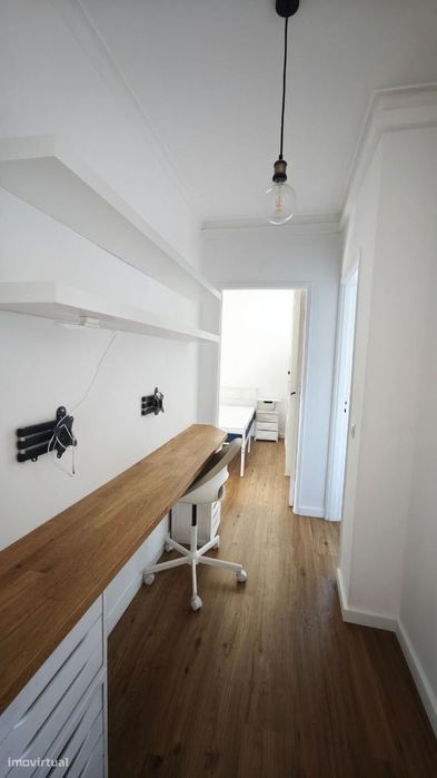 Apartamento T2 remodelado, com varanda e sótão. Centro da cidade.