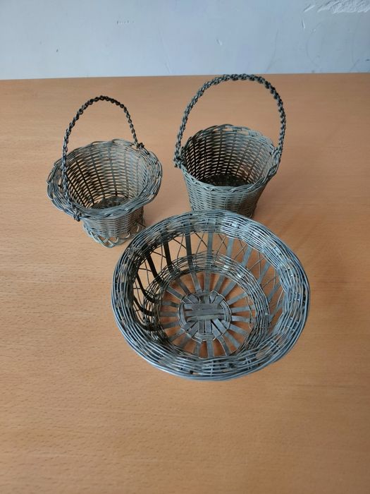 Conjunto de cestas antigas em metal.